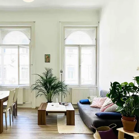 Your Charming And Spacious Historical 公寓