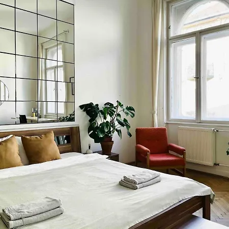 Your Charming And Spacious Historical Budapest