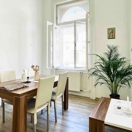 Apartment Your Charming And Spacious Historical Budapest