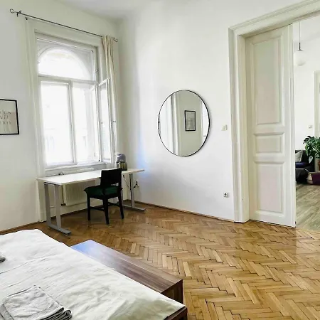 Apartment Your Charming And Spacious Historical Budapest