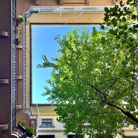 Your Charming And Spacious Historical Budapest