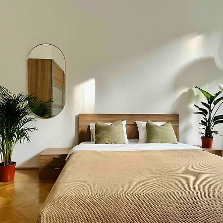 Your Charming And Spacious Historical Budapest