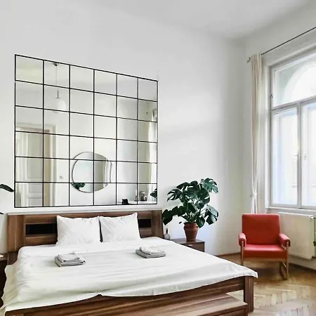 Your Charming And Spacious Historical Apartment Budapest